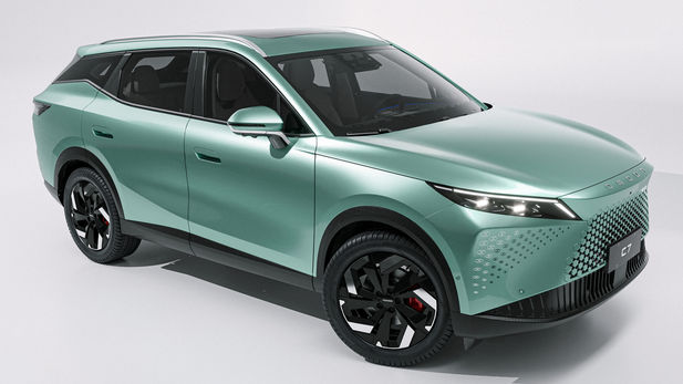 How well did Omoda C7 and BAIC B30 sell in launch month?