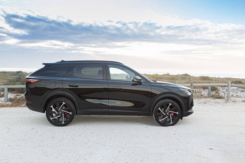 Omoda C7 SHS side