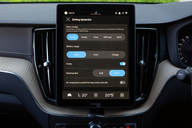 Volvo XC60 T8 PHEV infotainment