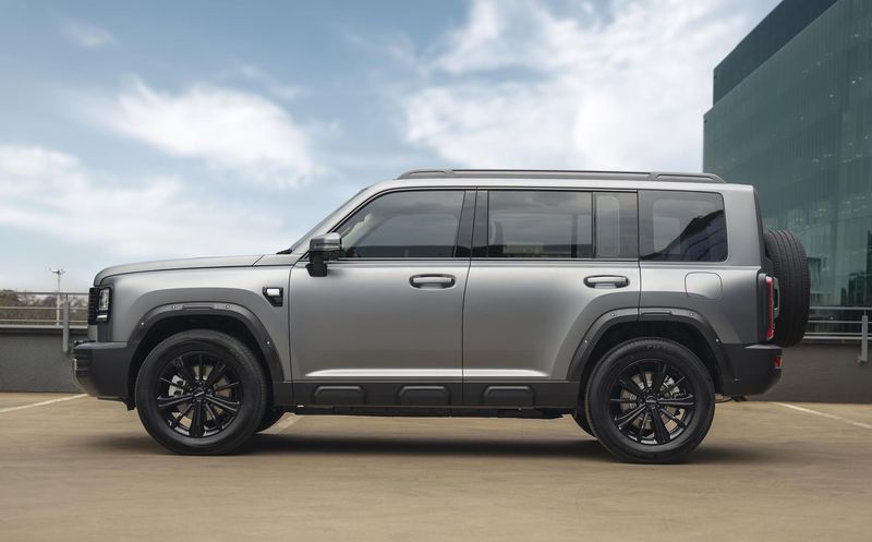 Haval H7 side view with protective body cladding
